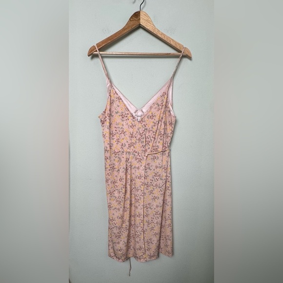 NWT BCBGeneration Surplice Wrap Dress Allover Floral in Rose Smoke Size Medium - Picture 8 of 16